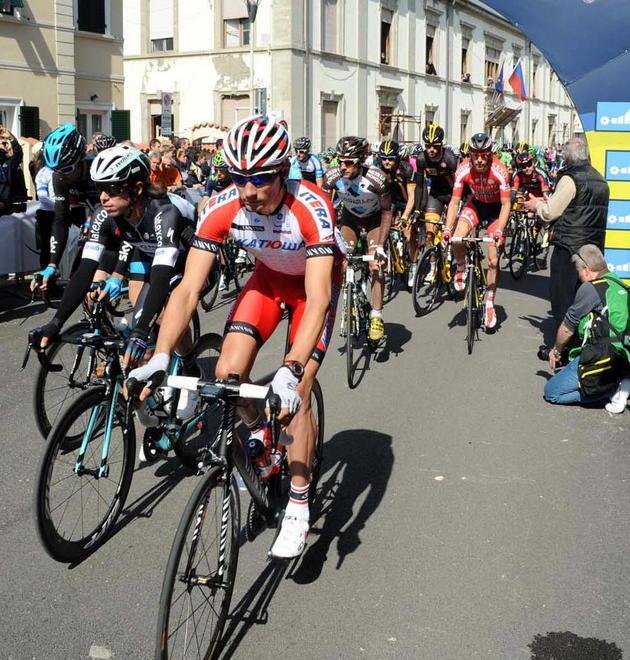 Applausi ai ciclisti in gara nella Tirreno-Adriatico