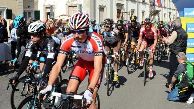 Applausi ai ciclisti in gara nella Tirreno-Adriatico