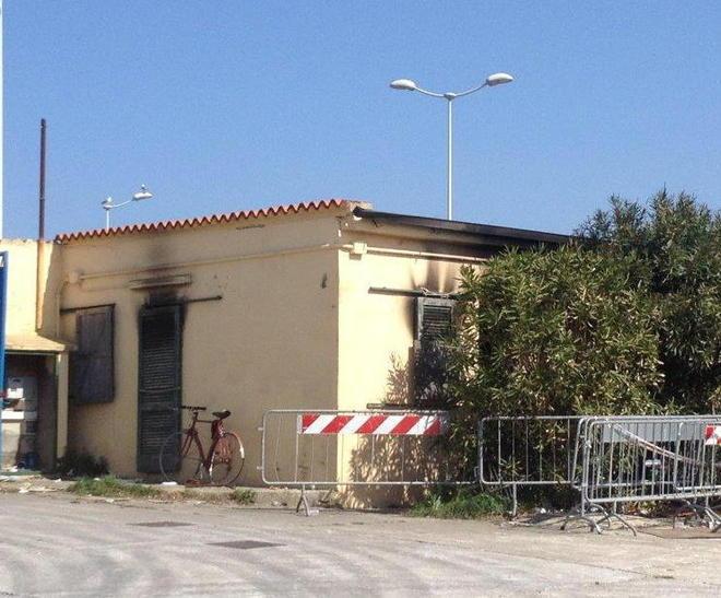 Litiga e dà fuoco allo stabile dismesso 