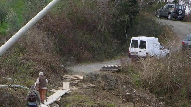 Tre agriturismi isolati da una frana