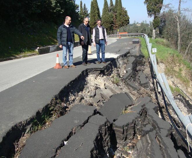 La maxi frana non si ferma l’emergenza sulla Sp 15 