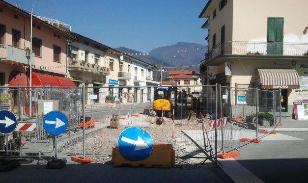 Mancano pietre e cordoli, stop al cantiere