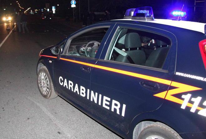 Picchia e perseguita la madre per i soldi 