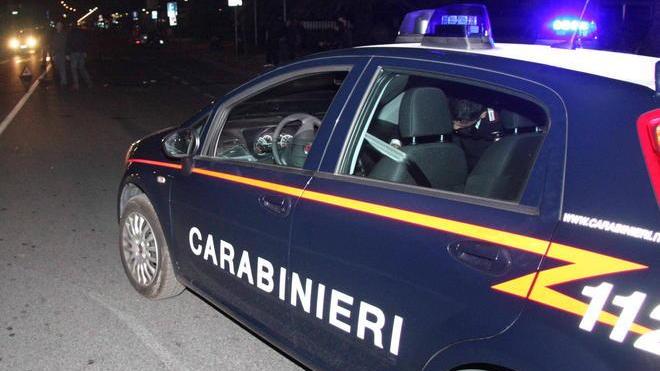 Picchia e perseguita la madre per i soldi