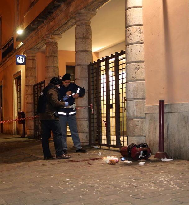 Interviene per sedare una lite e rischia la vita 