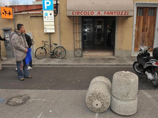 In tre lo aggrediscono davanti alla slot 