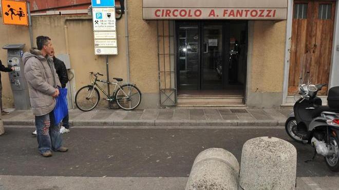 In tre lo aggrediscono davanti alla slot