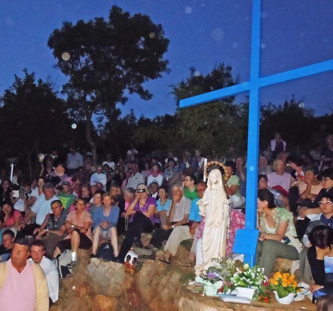 Fedeli a Medjugorje per la visita al santuario
