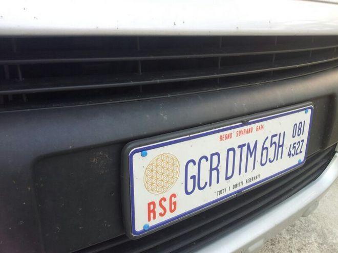 Targa falsa? “No, è del Regno Sovrano di Gaia” 