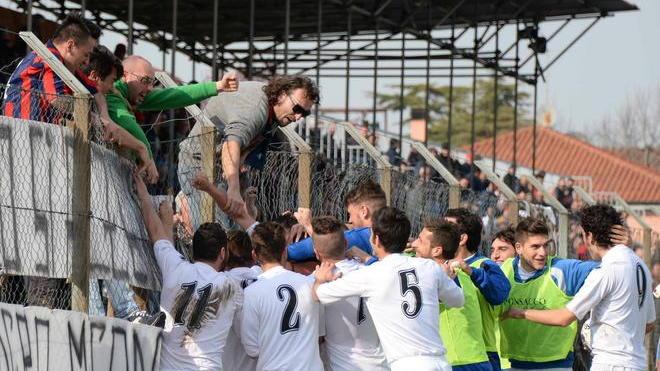 Grande festa a Ponsacco, promozione in D con tre giornate d’anticipo