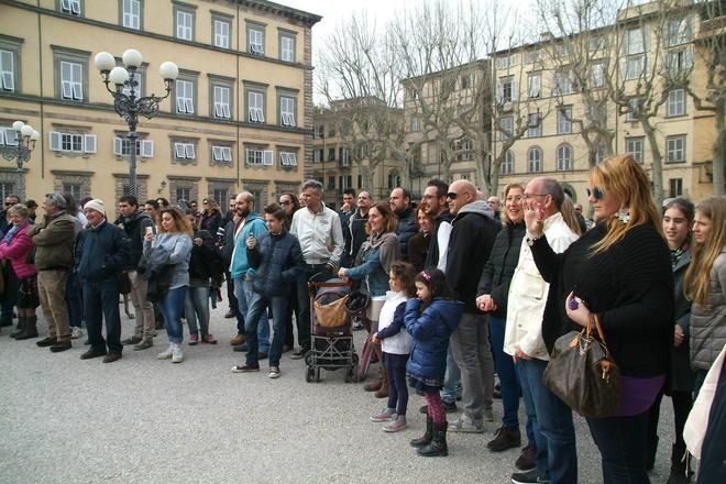 Brindisi in piazza per Mario Son Sodo, centinaia di partecipanti 