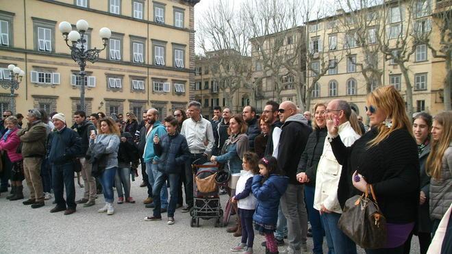Brindisi in piazza per Mario Son Sodo, centinaia di partecipanti