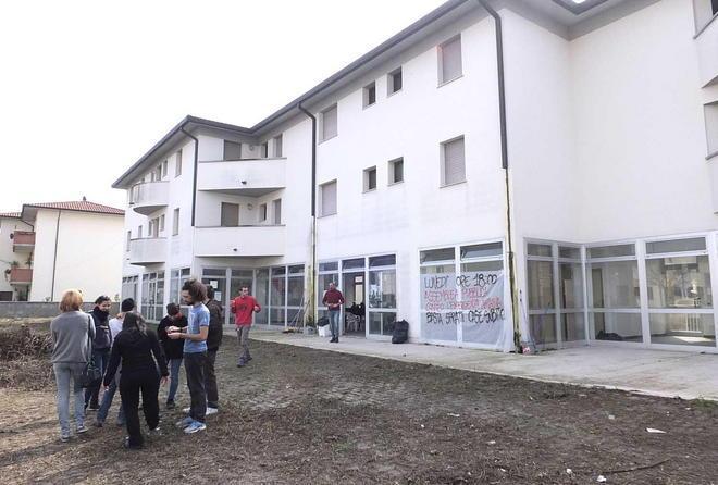 Blitz all'alba, occupato lo stabile di via Marsala 
