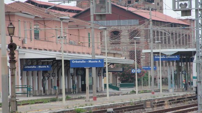 Scivola sotto il treno, paura alla stazione