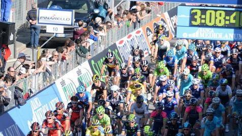 Soccorsi bloccati a causa della corsa disagi per un’anziana