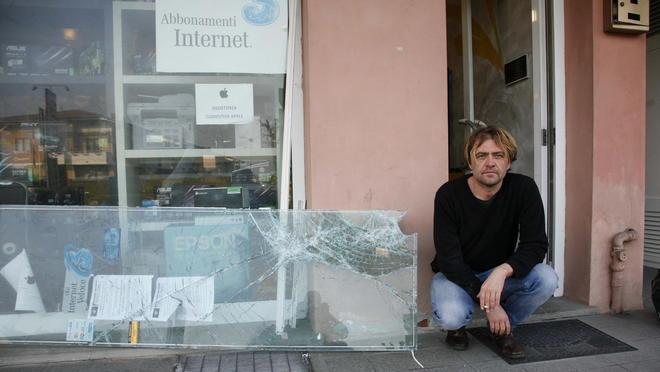 Sfondano vetrina con un tombino e portano via una dozzina di pc 