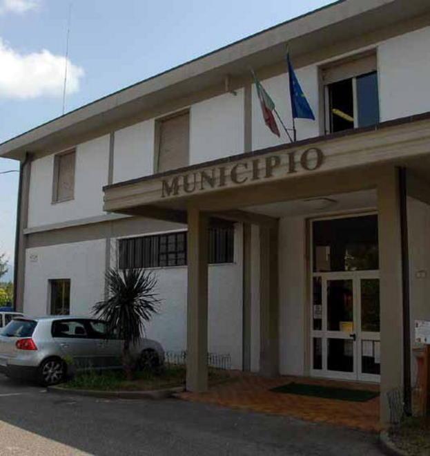 La segretaria Cinquanta bacchetta Virgilio Lobina