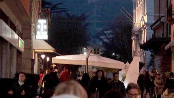 Le “vasche”: anche ieri folla in via Roma