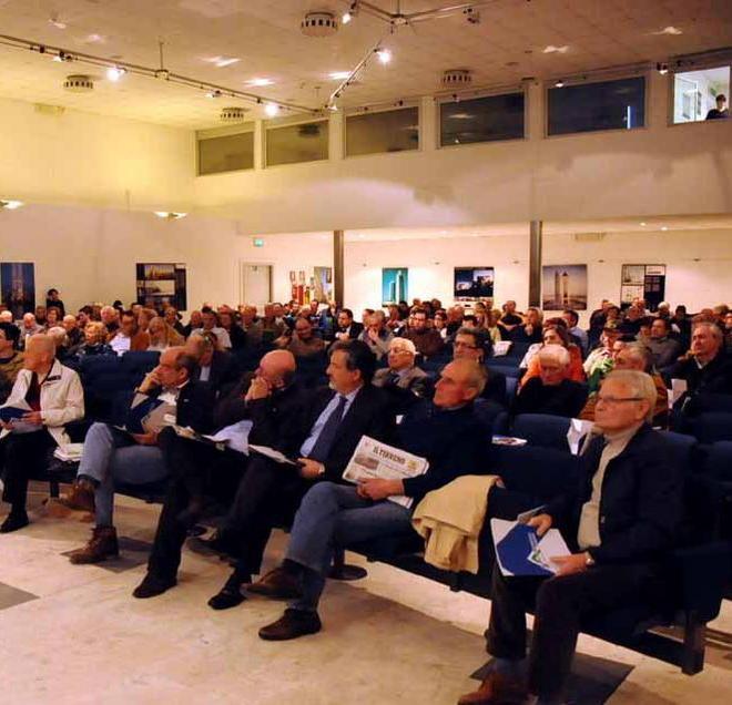 Sì alla cessione della Banca Apuana 