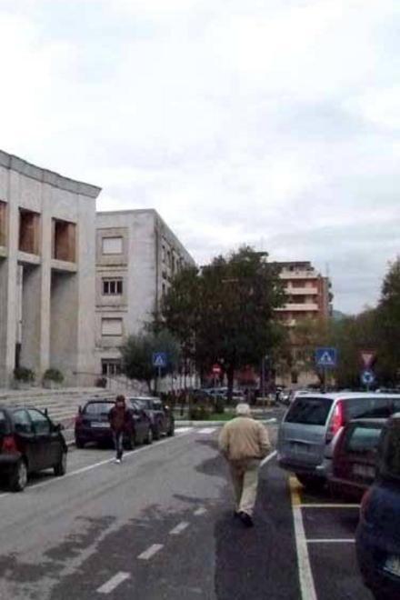 I commercianti: «Dateci abbonamenti per parcheggiare» 