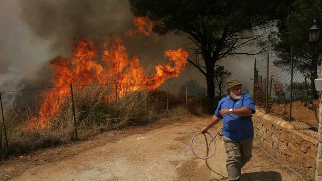 Incendio doloso distrugge una casa rurale: uccisi e bruciati 60 animali 