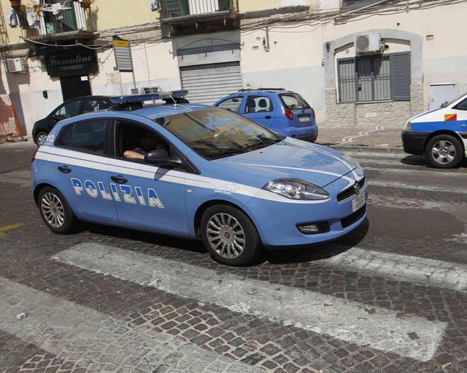 Prende a sassate il vicino di casa 