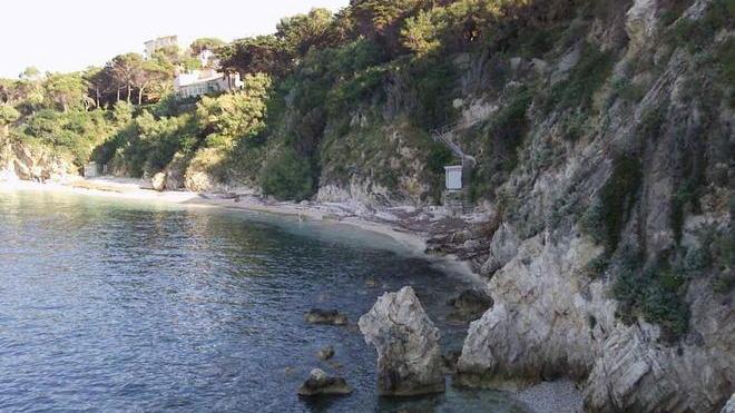 Cala dei Frati irraggiungibile, Legambiente attacca