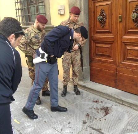 Tracce di sangue davanti al portone ma il ferito non c’è