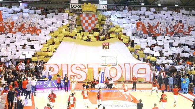 Spettacolo anche sugli spalti del PalaCarrara