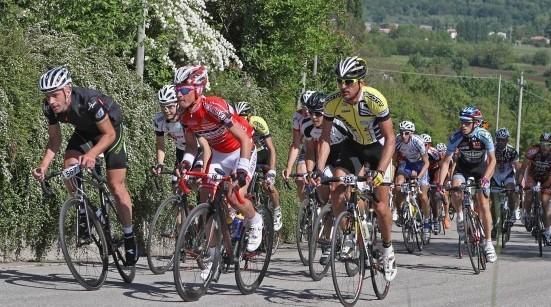 Cade dalla bicicletta e sbatte la testa 