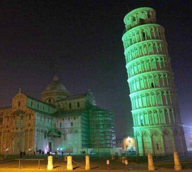 Torre al verde per la festa d’Irlanda