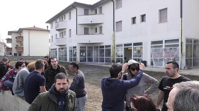 Blitz all’alba, occupato lo stabile di via Marsala