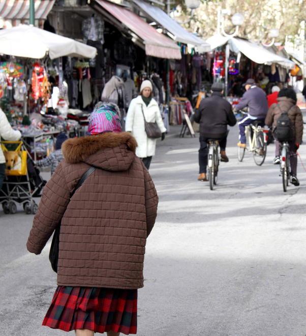 Via dal mercato tutte le bancarelle di cianfrusaglie 