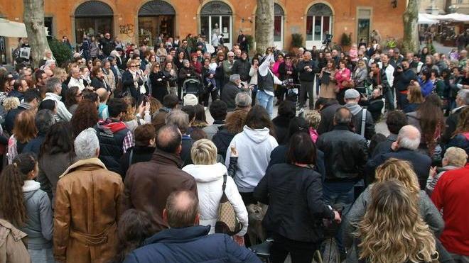 Folla in piazza per Mario Son Sodo