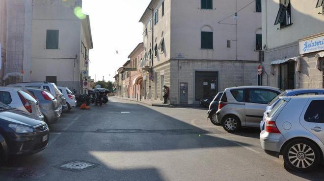 Tra sosta selvaggia e caos viabilità