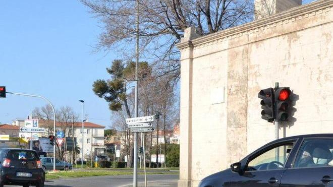 Semaforo pedonale davanti ai cimiteri «La notte è inutile»