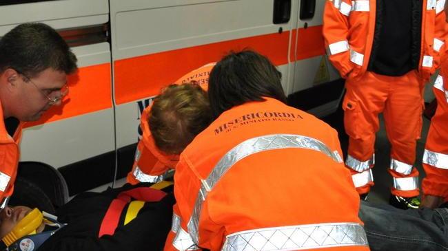 Cade dal trattore in un campo e finisce all’ospedale