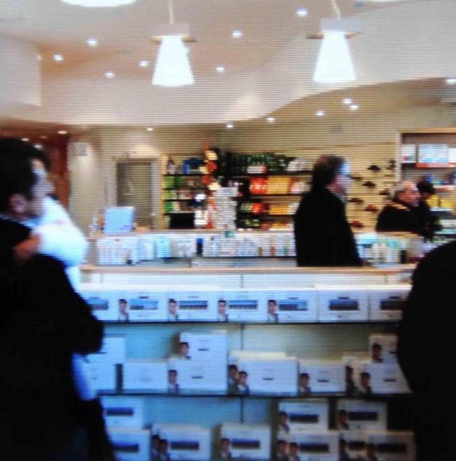 Abbattono un muro e rubano la cassaforte della farmacia