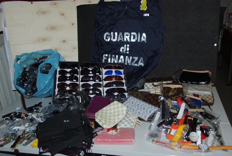 Contraffazione troppo grossolana, assolti i commercianti di occhiali 