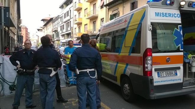 Si accascia sul marciapiede e muore 