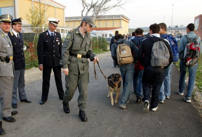 Dopo i controlli nelle scuole, un arresto 