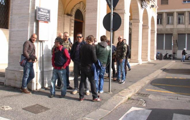 Protesta dei lavoratori di Aamps «Dateci i nostri soldi o scioperiamo» 