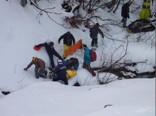 Travolto da uno studente sulle piste da sci, è grave 