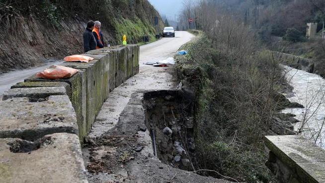 Lavori dopo la frana, chiusa al traffico via Val di Forfora