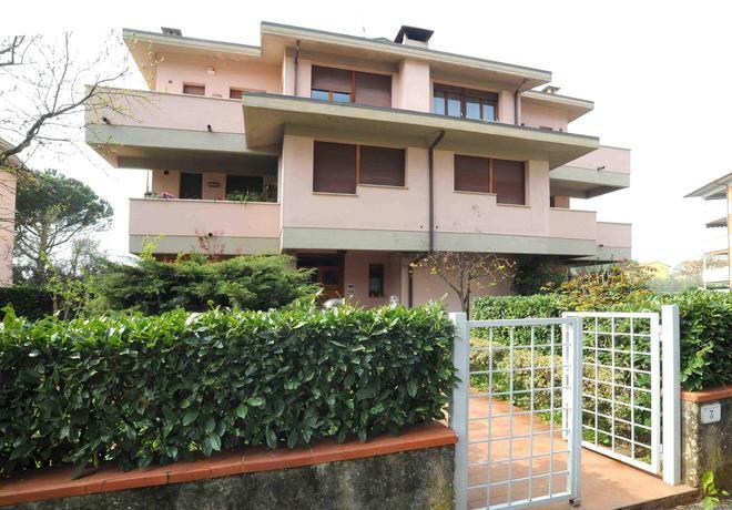 Aggrediti in casa da due banditi armati 