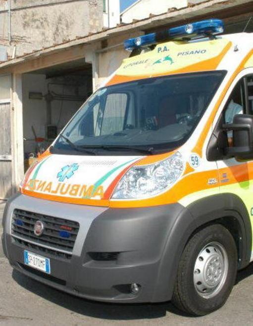 Colto da un malore e salvato sugli spalti dal guardalinee 