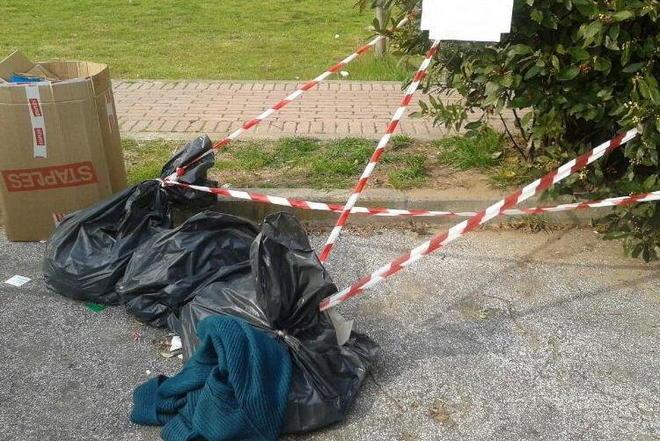 Sacchi di amianto vicino a dove giocano bambini e cani