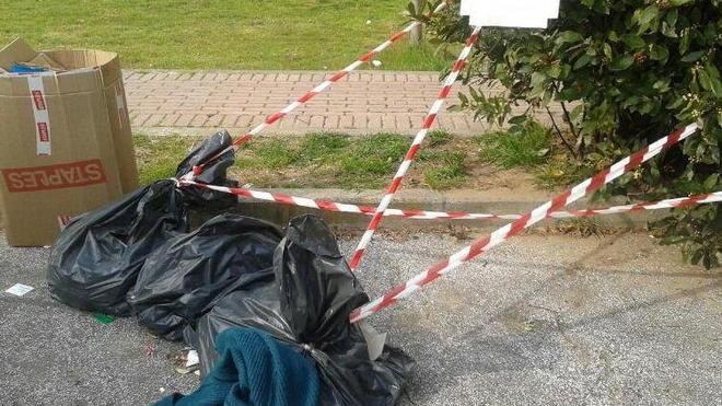 Sacchi di amianto vicino a dove giocano bambini e cani