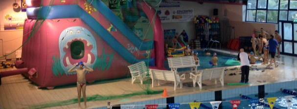 Tanti baby sportivi coi gonfiabili