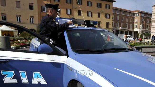 Colpisce al volto con un sasso un vicino